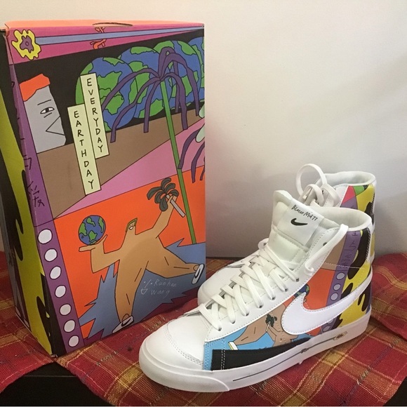 Special Edition Nike -Brand new, never wear before. Size 8.5 White with prints - Picture 3 of 5